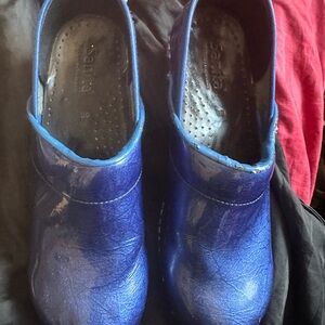 Sanita metallic blue clogs size 39